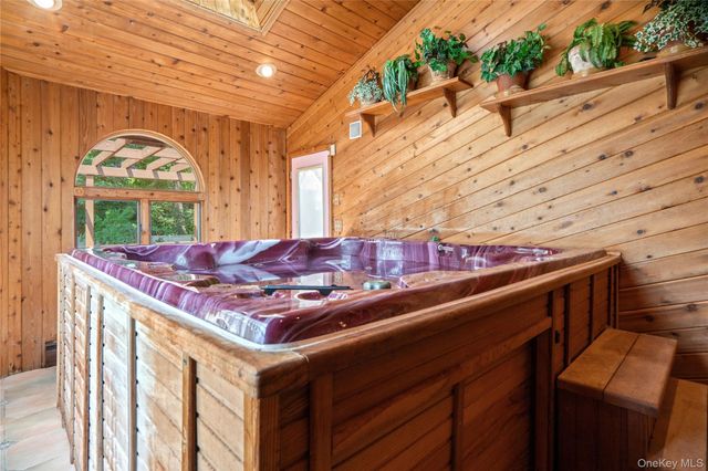 820 Greenbelt Parkway W, Holbrook, NY 11741