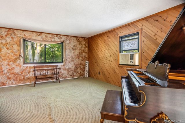 820 Greenbelt Parkway W, Holbrook, NY 11741