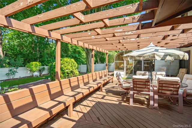 820 Greenbelt Parkway W, Holbrook, NY 11741