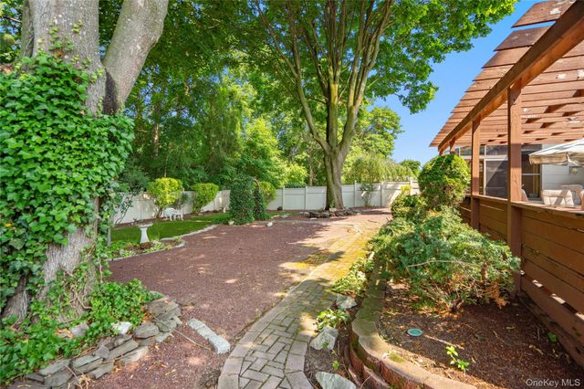 820 Greenbelt Parkway W, Holbrook, NY 11741