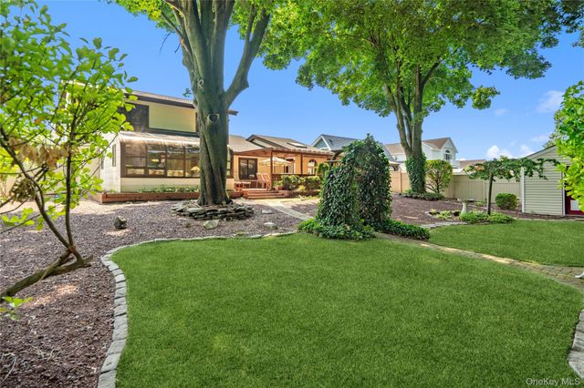 820 Greenbelt Parkway W, Holbrook, NY 11741