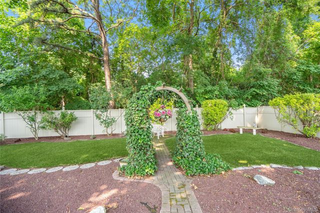 820 Greenbelt Parkway W, Holbrook, NY 11741