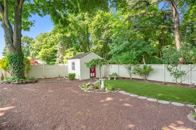 820 Greenbelt Parkway W, Holbrook, NY 11741