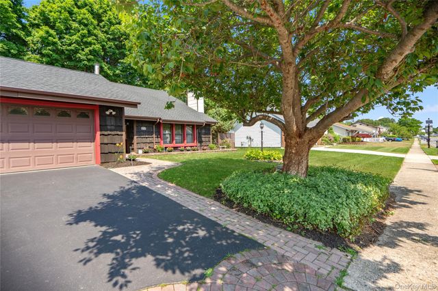 820 Greenbelt Parkway W, Holbrook, NY 11741