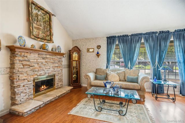 820 Greenbelt Parkway W, Holbrook, NY 11741