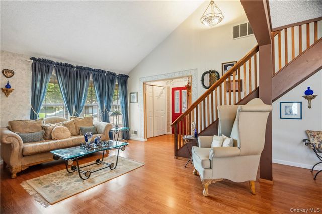 820 Greenbelt Parkway W, Holbrook, NY 11741