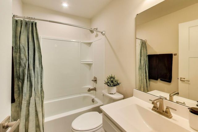 187 Canterbury Way 3D, Lake Zurich, IL 60047