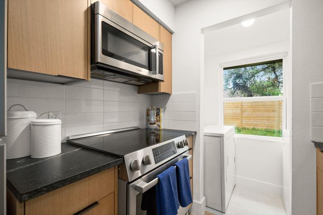 6807 Woodhue DR A, Austin, TX 78745