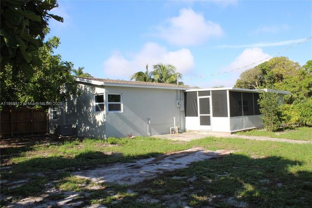 241 NE 55th St, Oakland Park, FL 33334