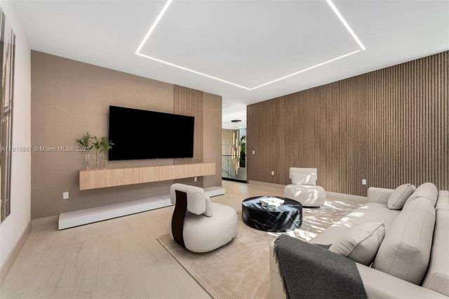 725 NE 77th St, Miami, FL 33138