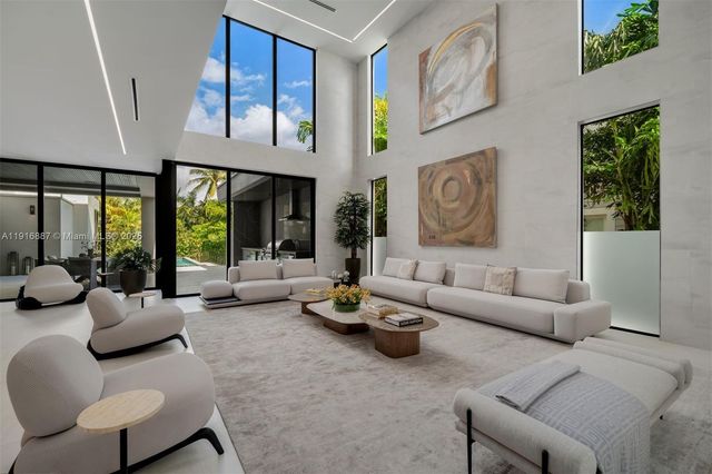 725 NE 77th St, Miami, FL 33138