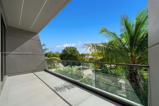 725 NE 77th St, Miami, FL 33138