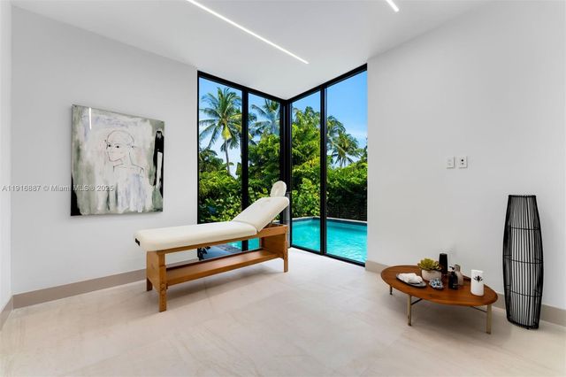 725 NE 77th St, Miami, FL 33138