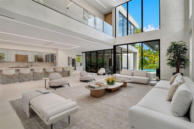 725 NE 77th St, Miami, FL 33138