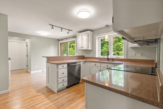 50 Farm Hill Rd, Wrentham, MA 02093