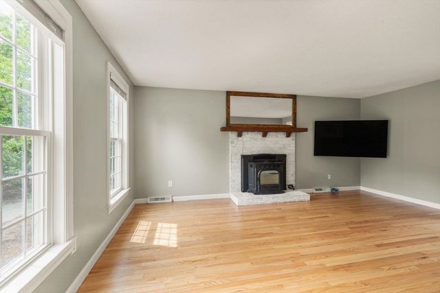 50 Farm Hill Rd, Wrentham, MA 02093