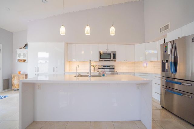 4613 E Desert Cactus Street, Phoenix, AZ 85032