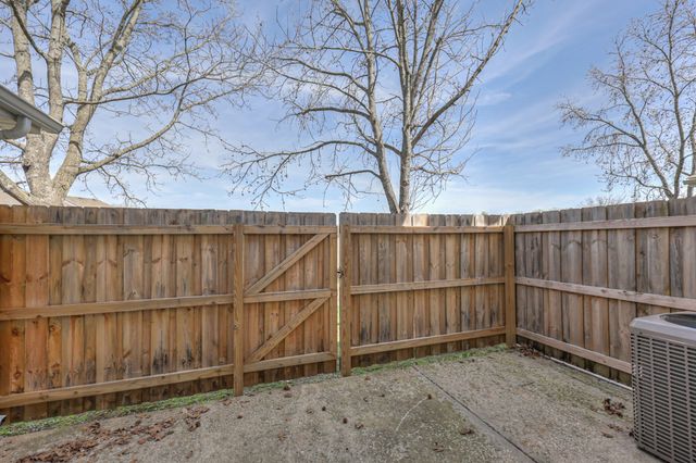 240 Arapaho Dr, Murfreesboro, TN 37128