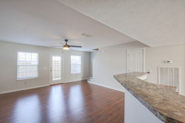 240 Arapaho Dr, Murfreesboro, TN 37128