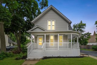 422 Locust Street, Elgin, IL 60123