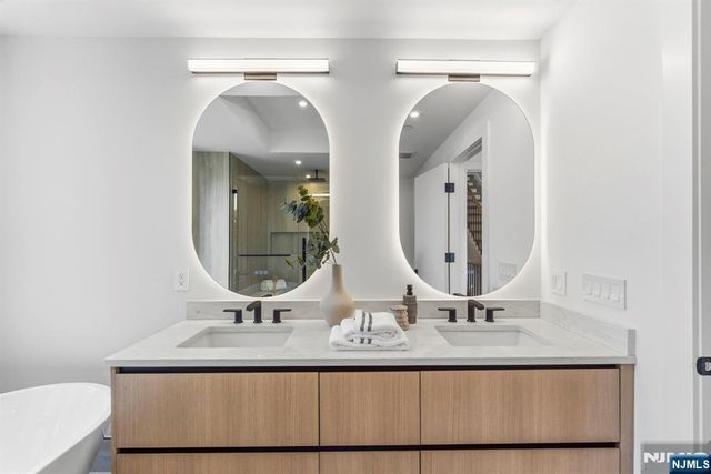 1017 Kingsland Lane, Fort Lee, NJ 07024