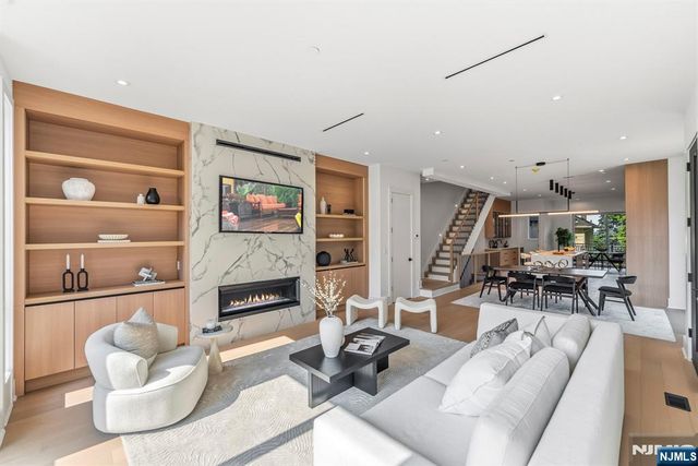 1017 Kingsland Lane, Fort Lee, NJ 07024