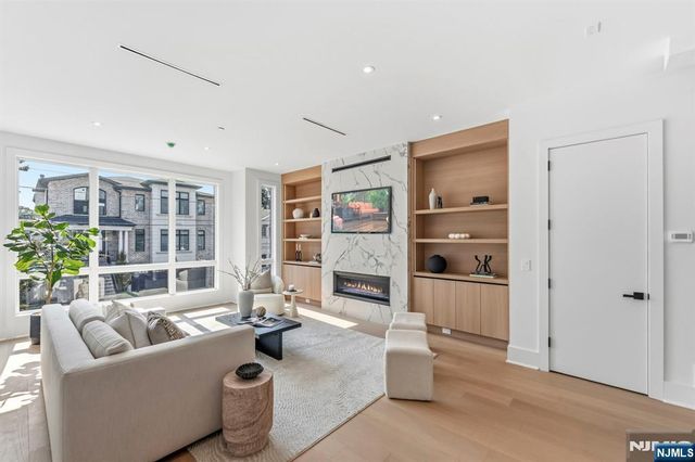 1017 Kingsland Lane, Fort Lee, NJ 07024