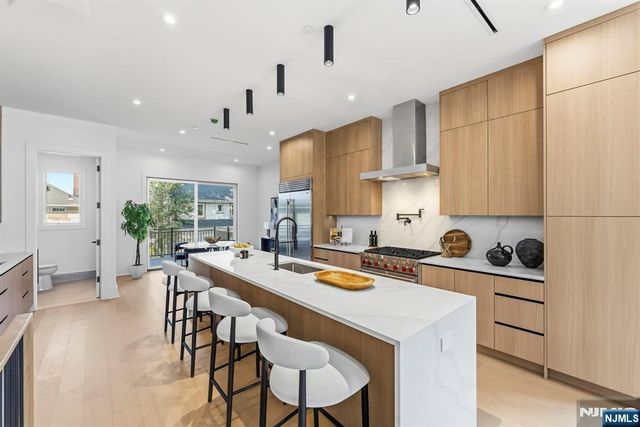 1017 Kingsland Lane, Fort Lee, NJ 07024