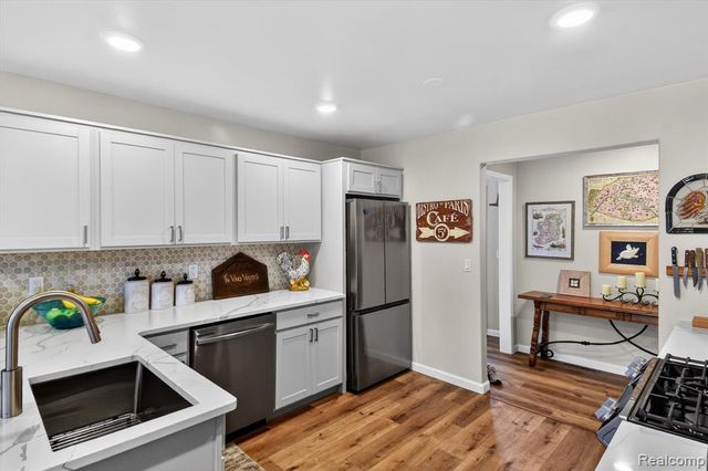 5569 Lakeshore Road, Fort Gratiot, MI 48059