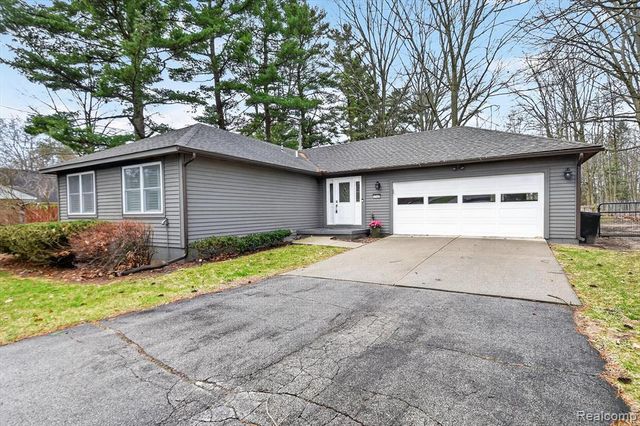 5569 Lakeshore Road, Fort Gratiot, MI 48059