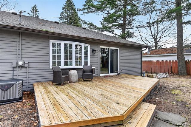 5569 Lakeshore Road, Fort Gratiot, MI 48059