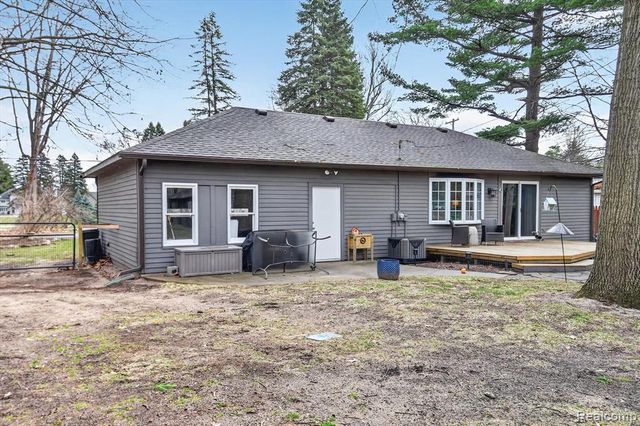 5569 Lakeshore Road, Fort Gratiot, MI 48059
