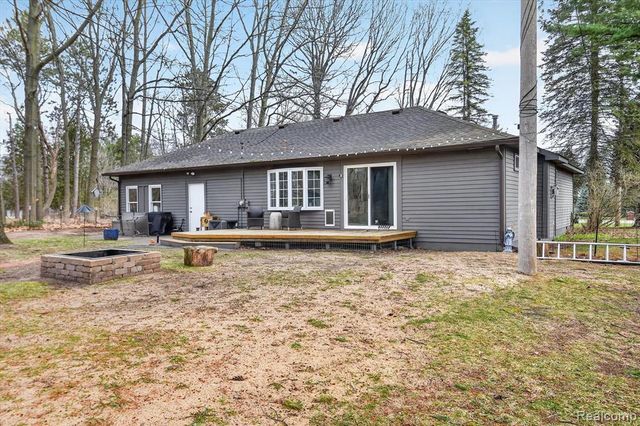 5569 Lakeshore Road, Fort Gratiot, MI 48059