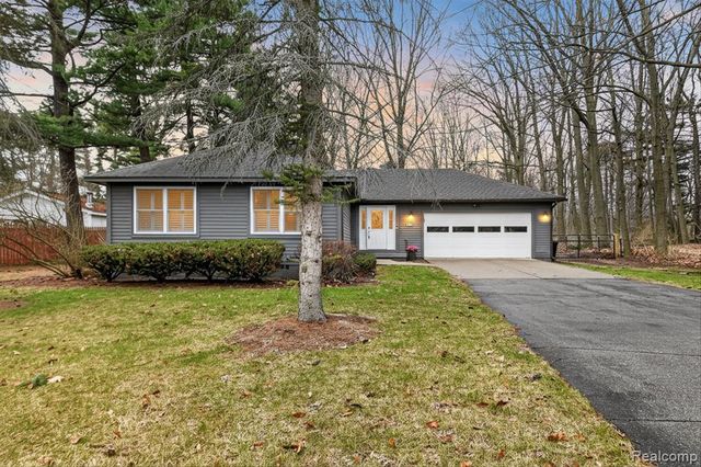 5569 Lakeshore Road, Fort Gratiot, MI 48059
