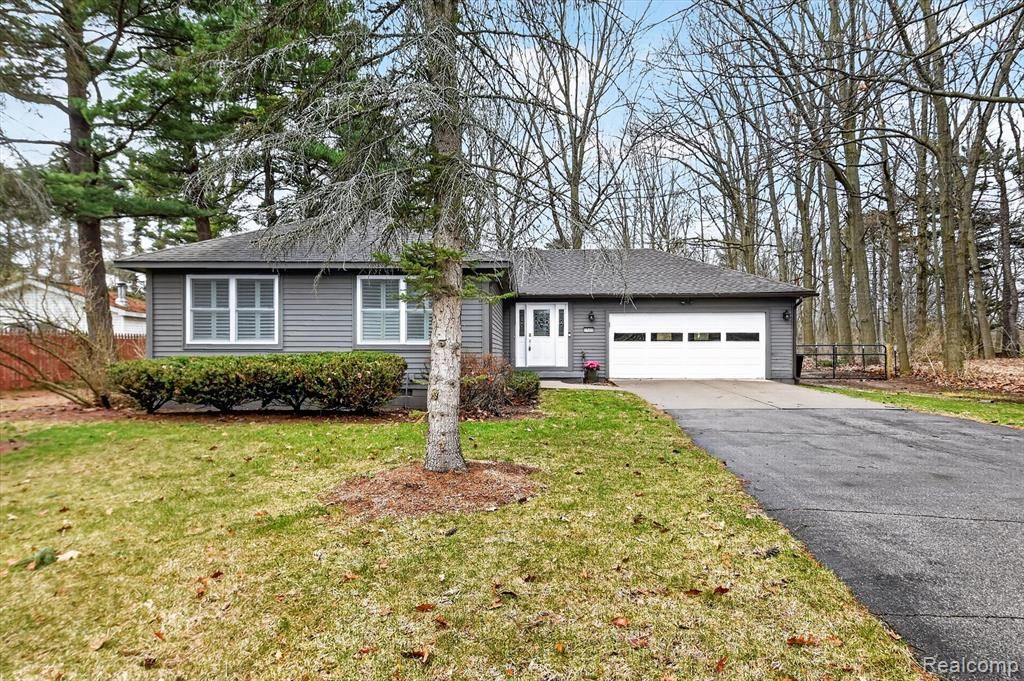 5569 Lakeshore Road, Fort Gratiot, MI 48059