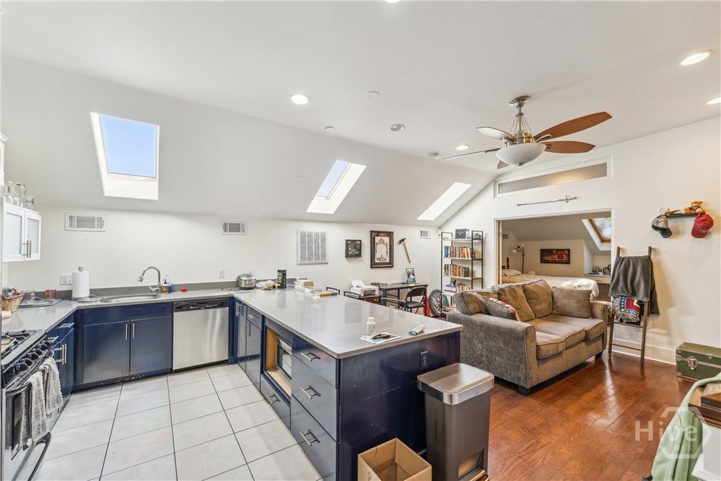 Image 10 of property listing at 8 W 37th Street F, Savannah, GA 31401
