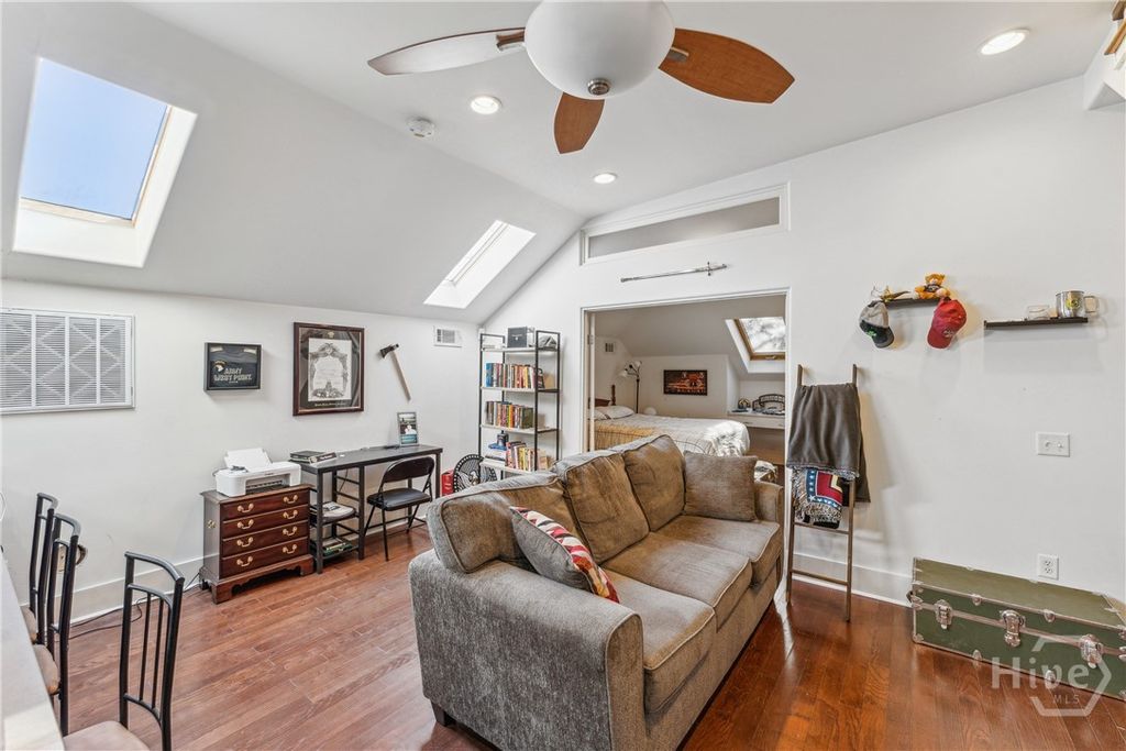 Image 12 of property listing at 8 W 37th Street F, Savannah, GA 31401