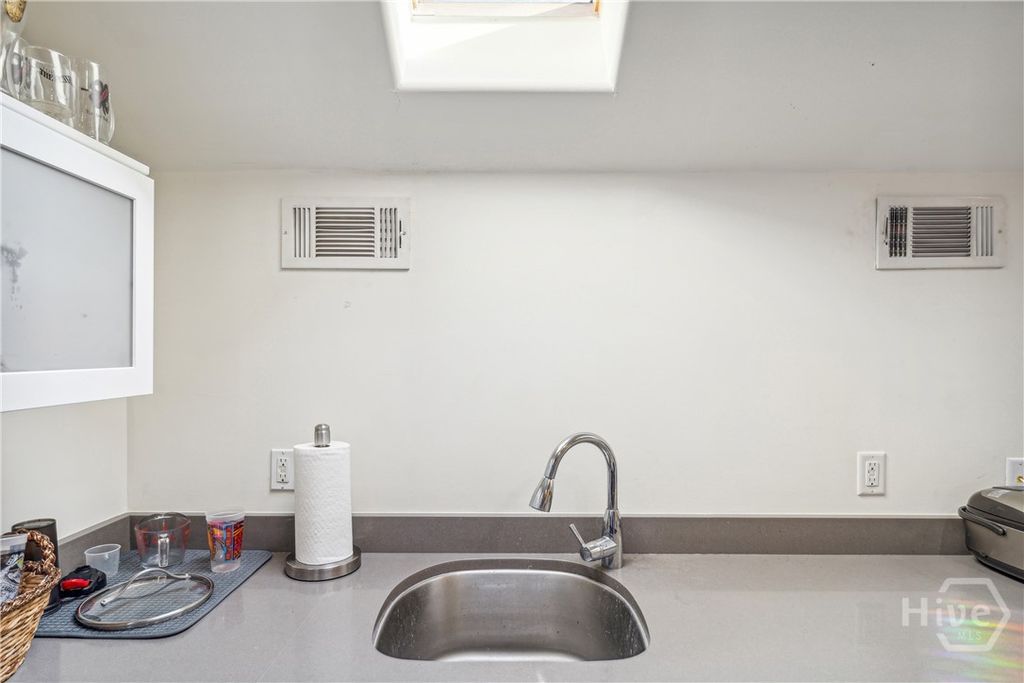 Image 17 of property listing at 8 W 37th Street F, Savannah, GA 31401