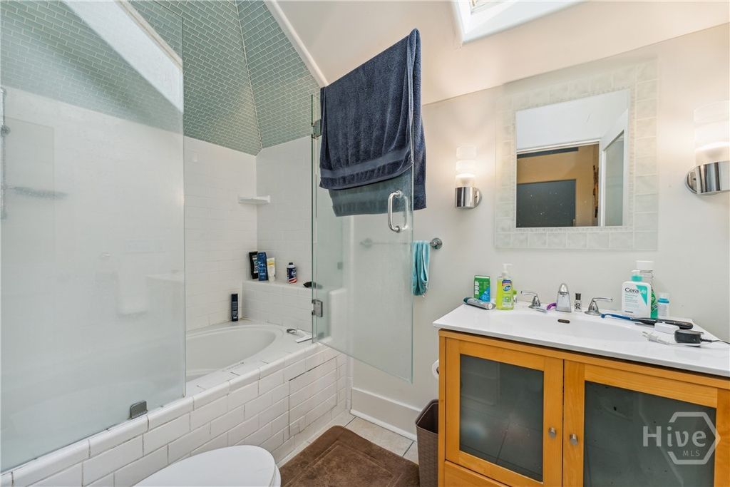 Image 18 of property listing at 8 W 37th Street F, Savannah, GA 31401