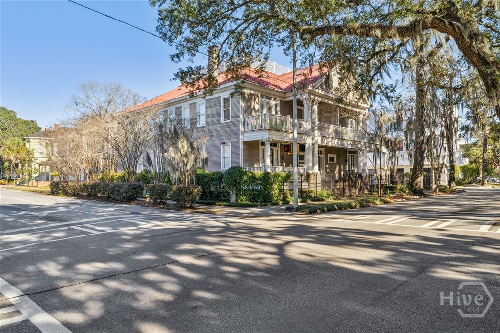 Image 2 of property listing at 8 W 37th Street F, Savannah, GA 31401