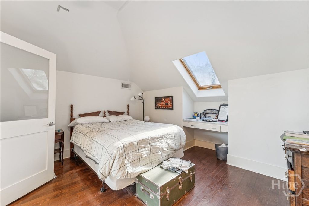 Image 22 of property listing at 8 W 37th Street F, Savannah, GA 31401