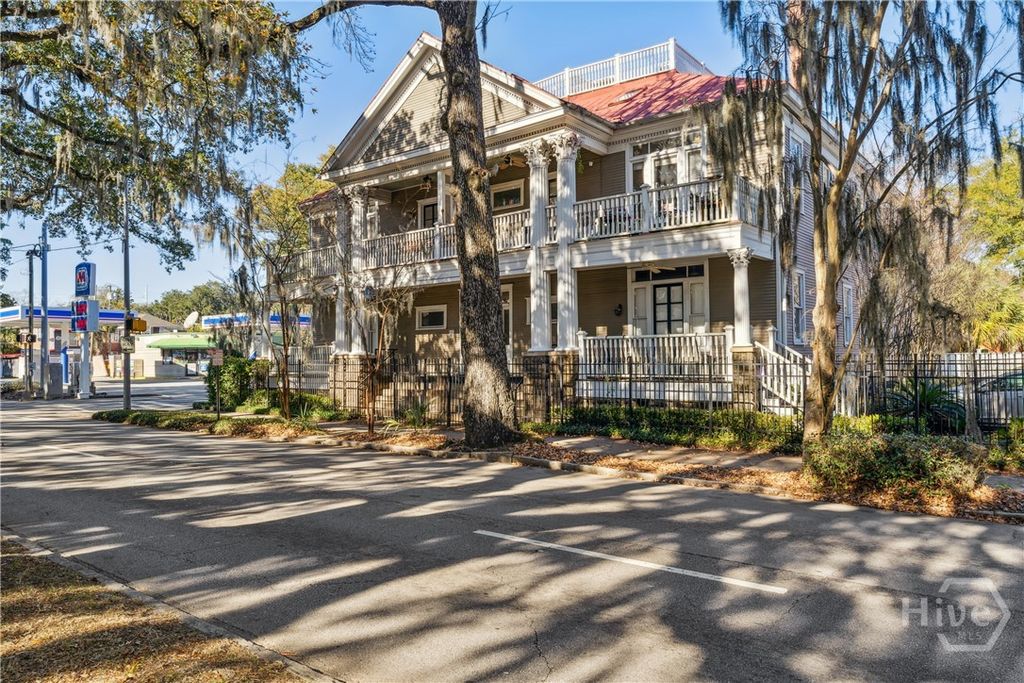 Image 4 of property listing at 8 W 37th Street F, Savannah, GA 31401