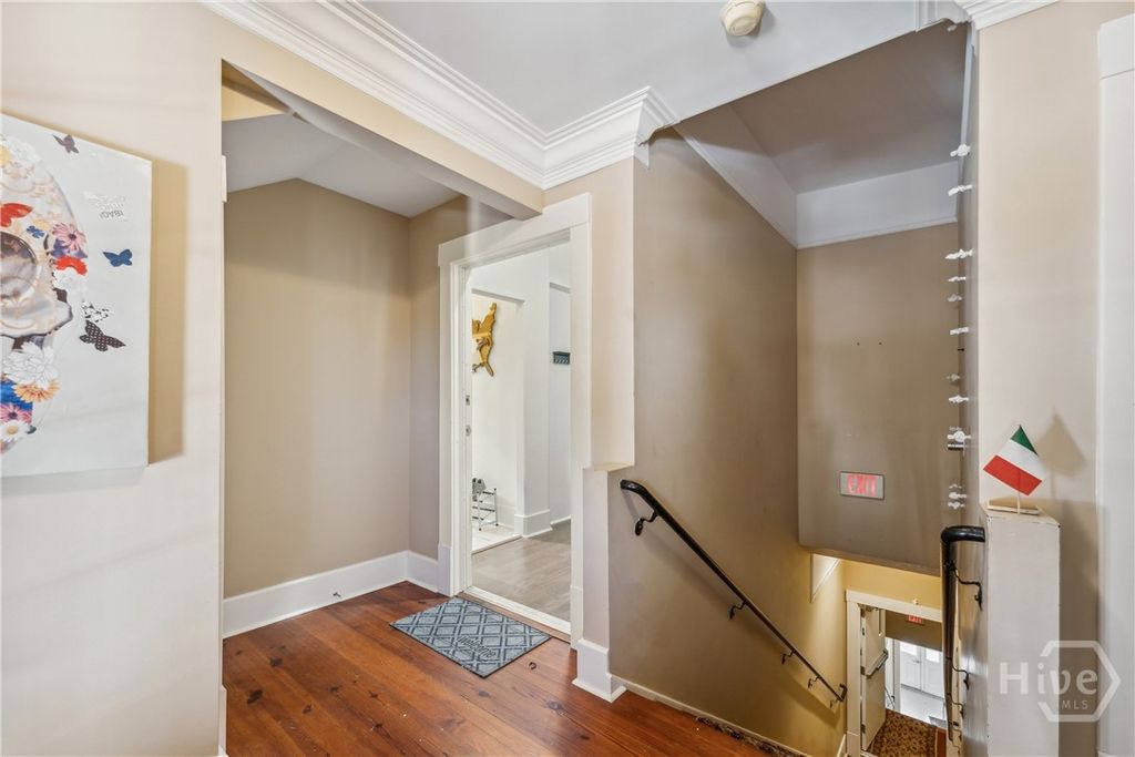 Image 6 of property listing at 8 W 37th Street F, Savannah, GA 31401