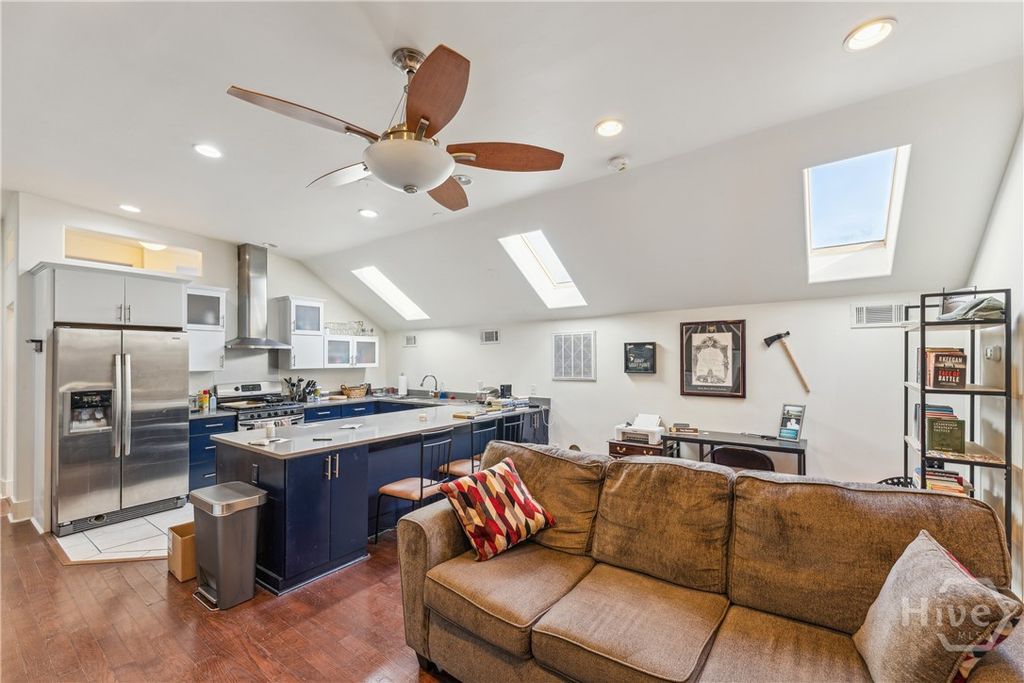 Image 9 of property listing at 8 W 37th Street F, Savannah, GA 31401