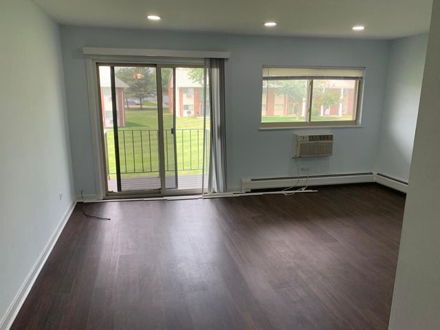 670 Marylin Avenue 207, Glendale Heights, IL 60139