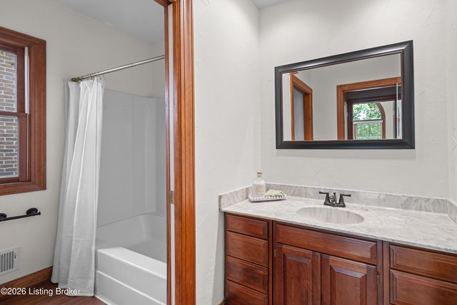 8710 Wooded Trail Ct, Louisville, KY 40220