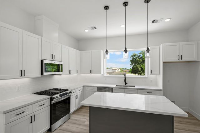 870 W Little York Road D, Houston, TX 77091