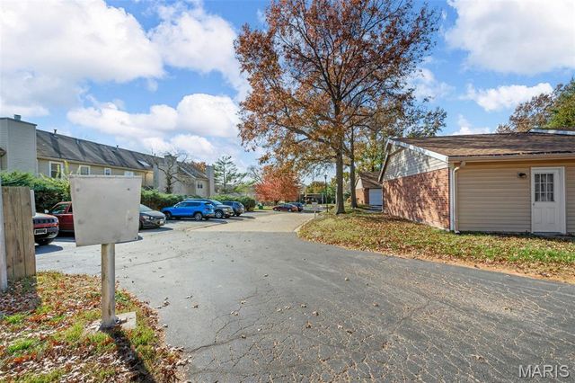 3703 Candlewyck Club Drive D, Florissant, MO 63034