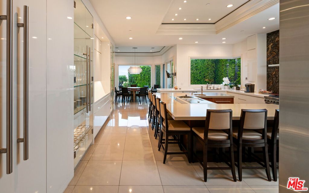 Image 10 of property listing at 14035 Aubrey Rd, Beverly Hills, CA 90210