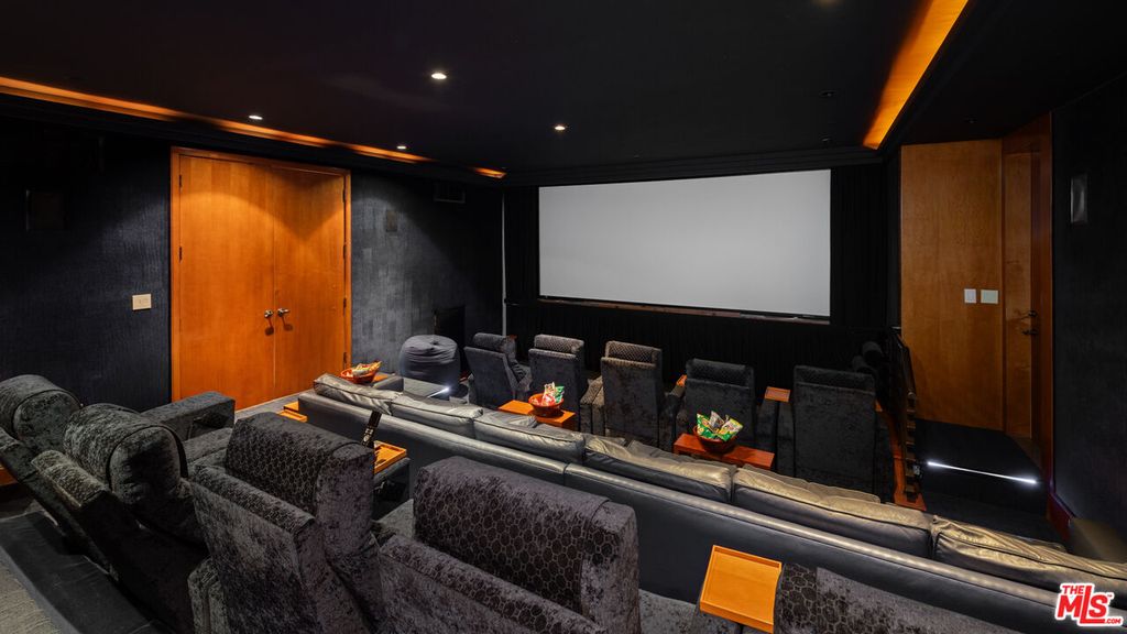 Image 13 of property listing at 14035 Aubrey Rd, Beverly Hills, CA 90210